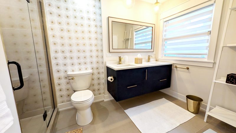 A full bathroom at The Ann St. Ranch